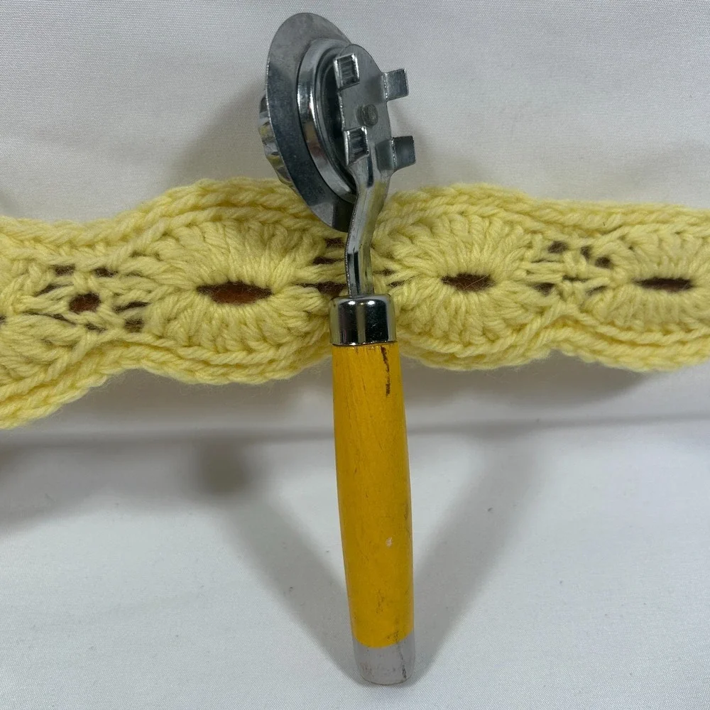 Vintage‎ Pastry Wheel Pie Crimper Crust Pasta Yellow Wood Handle Baking Grandma
